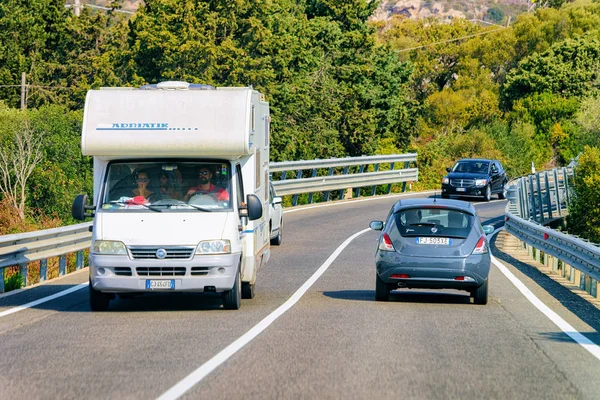 Rv cavaran och bilar på väg Costa Smeralda Sardinien — Stockfoto