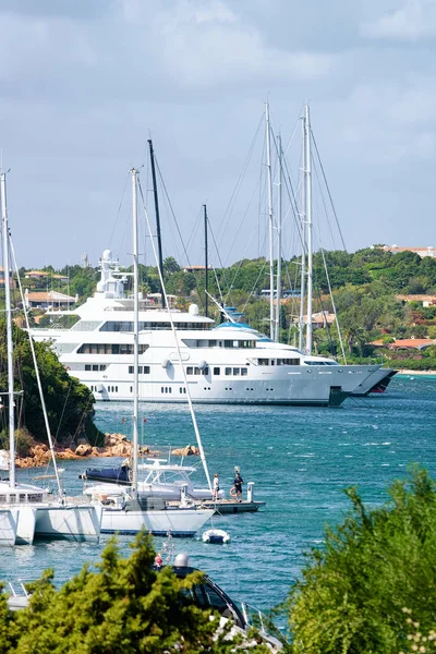 Marina e iates de luxo Mar Mediterrâneo em Porto Cervo — Fotografia de Stock