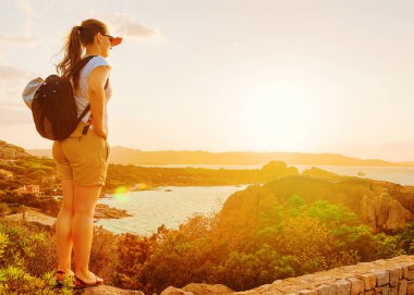 Costa Smeralda Sardinya İtalya 'daki Capo Ferro' ya bakan kız.