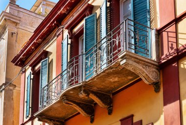 Olbia 'daki eski apartman binası mimarisi.