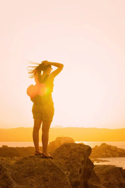 Восход или закат солнца и молодая девушка в Капо Ферро в Коста Смеральда — стоковое фото