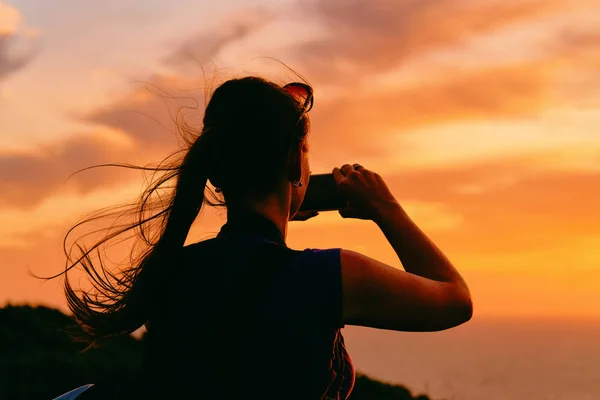 Soluppgång eller solnedgång och ung flicka och Capo Ferro i Costa Smeralda — Stockfoto