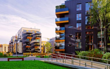 Modern cam apartman binaları refleksli