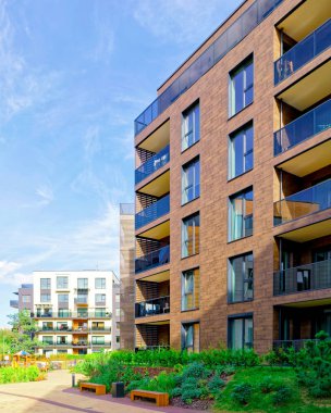 Apartman binalarının modern mimari kompleksinde banklar refleks