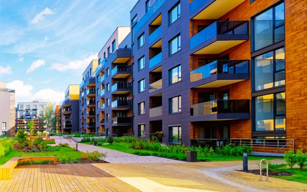 Konut binalarının Avrupa modern kompleksi refleks