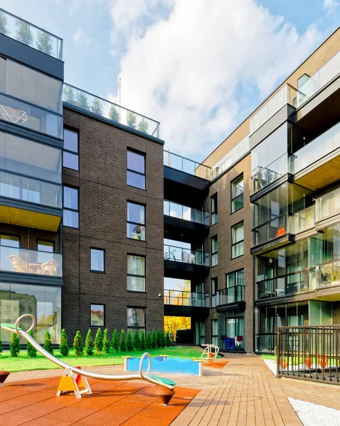 Parque infantil y arquitectura moderna del reflejo del edificio de apartamentos — Foto de Stock