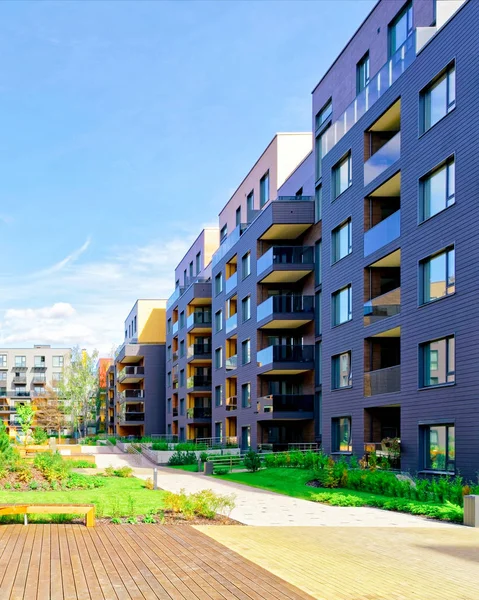 Panchine a Complesso architettonico moderno di edifici residenziali riflesso — Foto Stock