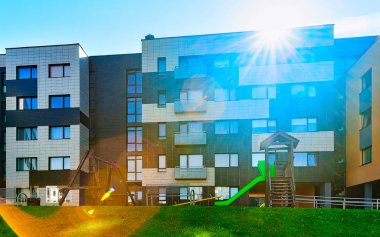 Yeni apartman binaları çocuk parkı günbatımı refleksi