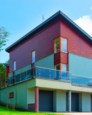 Bahçe bahar refleksli modern kır evi