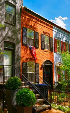 Washington DC refleksinin sokaklarında parlak mimari