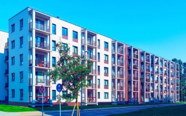 Refleksli yeni apartman binası.