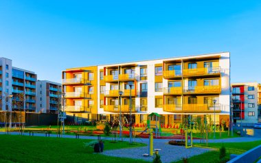 Apartman dairesi ön cephe mimarisi ve çocukların oyun alanı refleksi