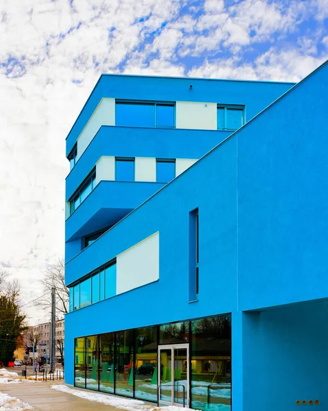 Modrá Moderní bytový byt a bytový dům exteriér v Salcburku reflex — Stock fotografie