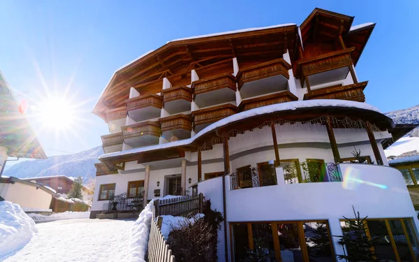 Architektura domu w Mayrhofen w dolinie Zillertal Tyrol Austria słoneczny refleks — Zdjęcie stockowe