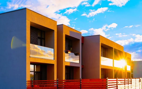 Nuevo apartamento residencial adosado edificio al aire libre concepto sol reflejo de la luz — Foto de Stock