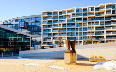 Modern apartman daireleri ve Salzburg kar refleksi.