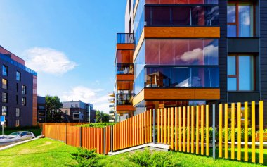 Konut binalarının modern mimari kompleksinde refleks