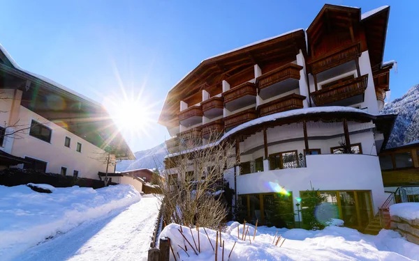 Architektura domu w Mayrhofen w dolinie Zillertal Tyrol Austria słoneczny refleks — Zdjęcie stockowe