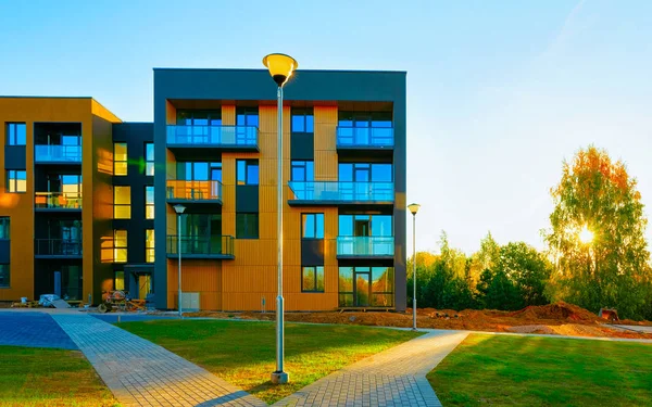 Apartamento casas residenciales casa fachada arquitectura con reflejo de instalaciones al aire libre — Foto de Stock