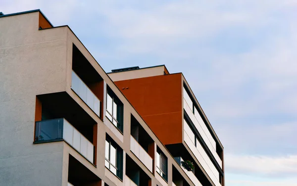 Novo apartamento de luxo exterior do edifício com reflexo — Fotografia de Stock