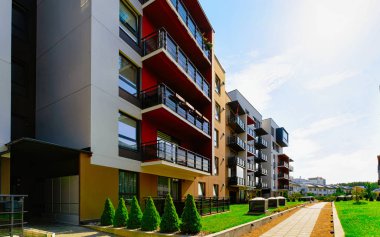 Açık hava tesisi refleksli modern apartman kompleksi