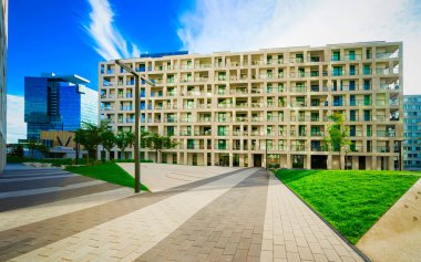 Modern apartman dairesi, düz bina dış tarafı Viyana refleksi.