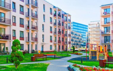 Modern apartman binası çocukların oyun alanı refleksi