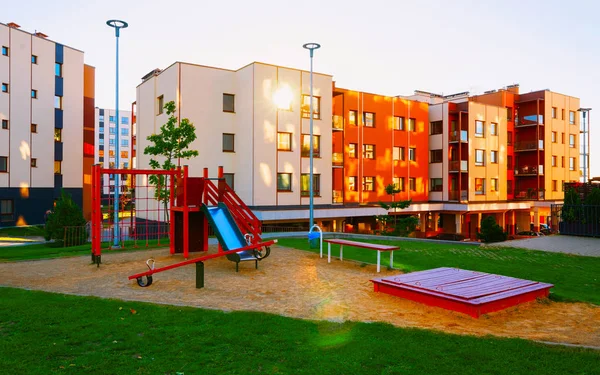 Appartement maison résidentielle façade architecture avec aire de jeux pour enfants réflexe de lumière du soleil — Photo