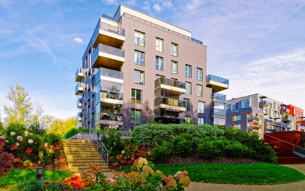 Modernos edificios residenciales de cristal con reflejo — Foto de Stock