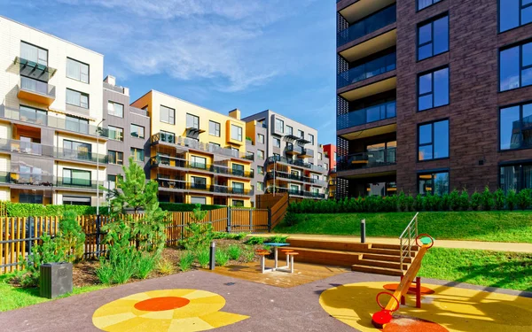 Parco giochi per bambini al moderno complesso architettonico di edifici residenziali riflesso — Foto Stock