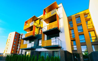 Açık hava tesisleri refleksi olan apartman evleri.