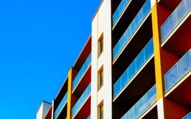 Kopya alanı refleksi için boş yeri olan bir apartman dairesi cephesi