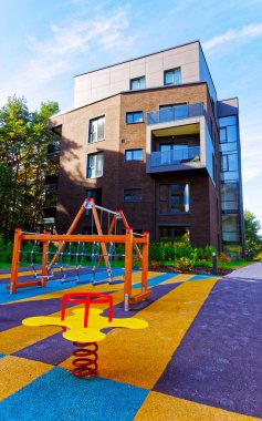 Modern apartman kompleksinde oynayan çocuklar refleks olarak