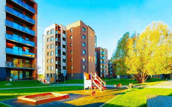 Apartamento casa residencial arquitetura fachada com criança playground reflexo — Fotografia de Stock