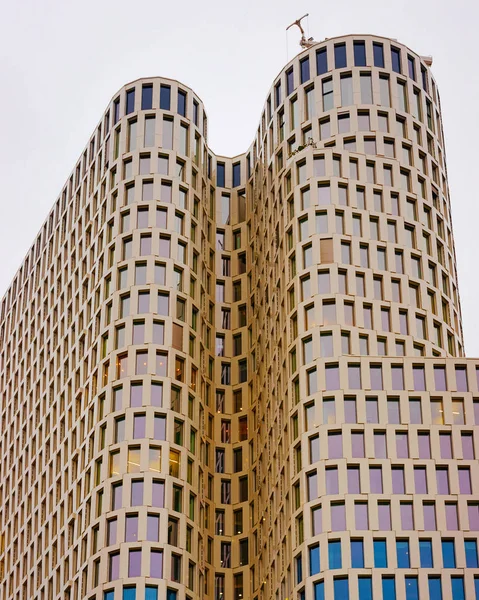 Σύγχρονοι γυάλινοι ουρανοξύστες ως κατοικίες και αρχιτεκτονική γραφείων αντανακλαστικό Βερολίνου — Φωτογραφία Αρχείου