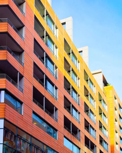 Ventanas en el moderno edificio de apartamentos arquitectura Berlin reflex — Foto de Stock