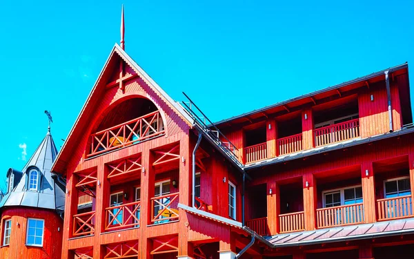 Μοντέρνο ξύλινο κόκκινο εξοχικό σπίτι με αντανακλαστικά — Φωτογραφία Αρχείου