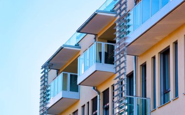 Modern apartman dairesinin balkonları ve apartmanın dış tarafı Leibnitz refleksi.