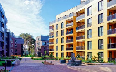 Apartman binalarının Avrupa kompleksinde banklar refleks