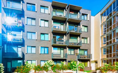 Çiçek saksısı refleksiyle modern apartman binaları