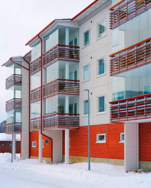 Modern apartman kompleksi kışın refleksi