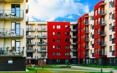 Modern apartman kompleksi ve açık hava tesisi refleksi