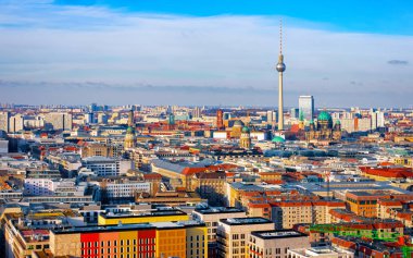 Berlin şehir merkezinin hava görüntüsü Berliner Dom Katedrali refleksiyle