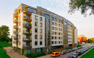 Modern apartman binası dış mekan refleksi