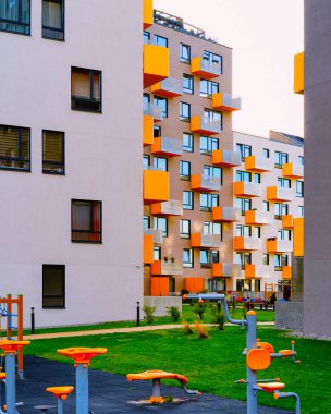 Yeni apartman dairesi binası ve spor salonu spor salonu refleksi