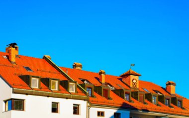 Mavi gökyüzü ve kırsal manzara refleksi ile döşeme çatısı