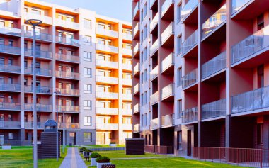 Apartman daireleri dış mekanlar refleksli mimari ön cephe