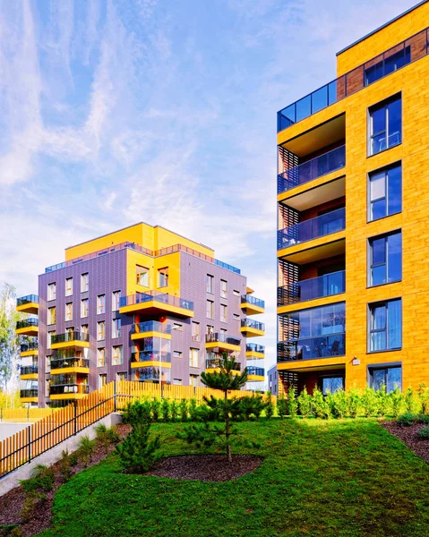 Moderna arquitectura europea de apartamentos edificios residenciales cuarto reflejo — Foto de Stock