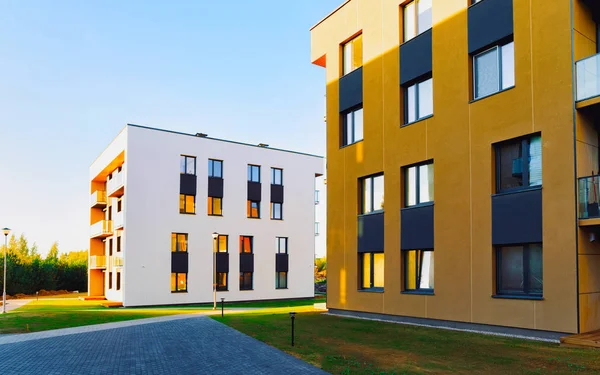 Residencial Casa de apartamento casa fachada arquitectura con instalaciones al aire libre reflejo — Foto de Stock