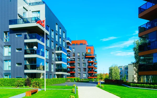 Edificios residenciales arquitectónicos europeos modernos y reflejo de la bandera — Foto de Stock